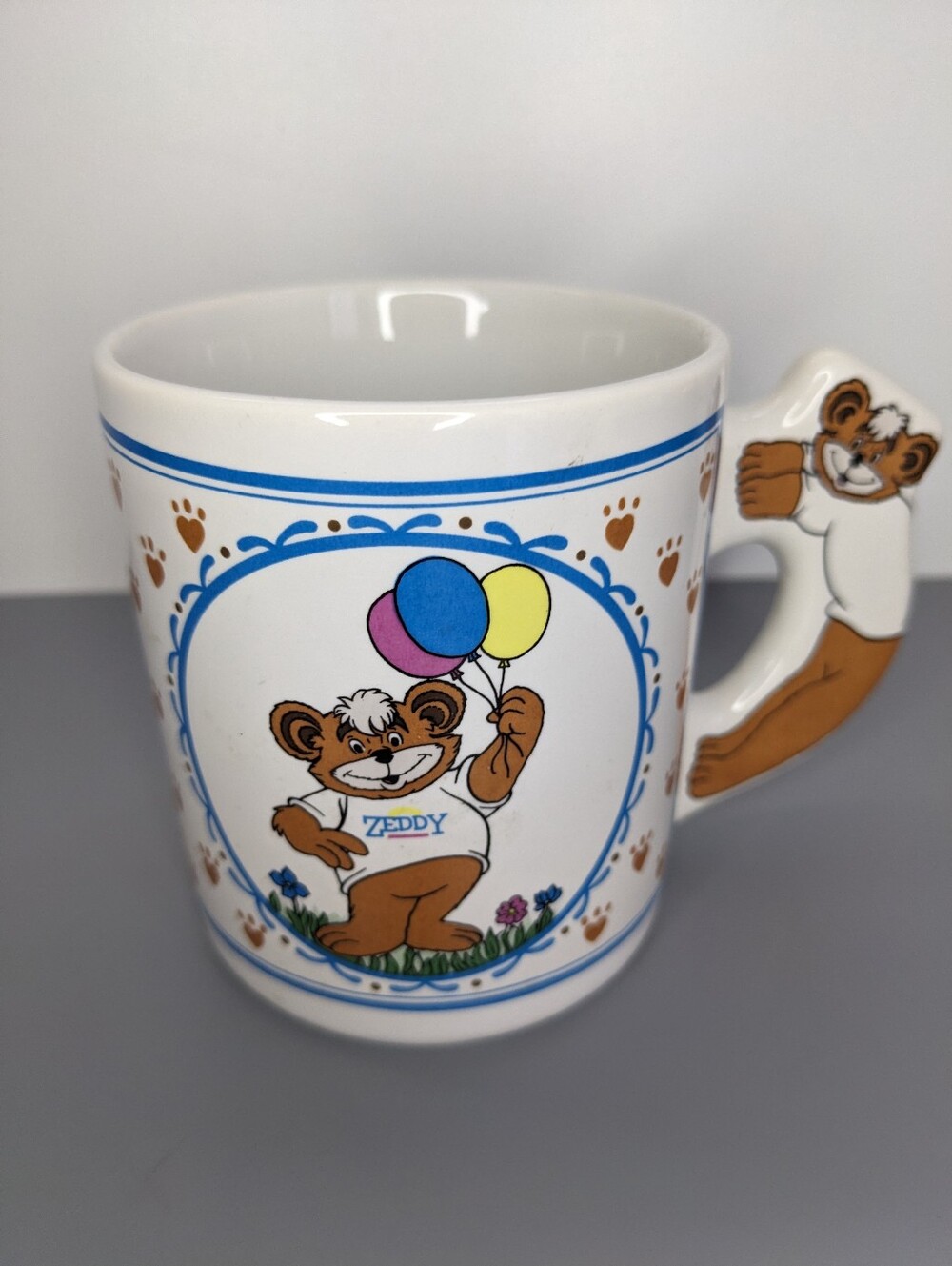 Vintage Zellers Zeddy Bear Sculpted Handle Mug Balloons Blue Paw Print Border